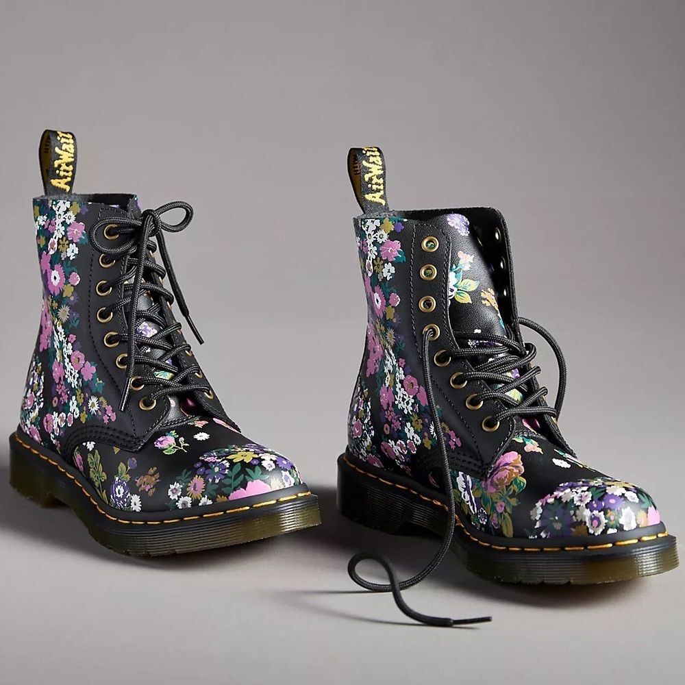 NWT DR MARTENS Vintage 1460 Boots!